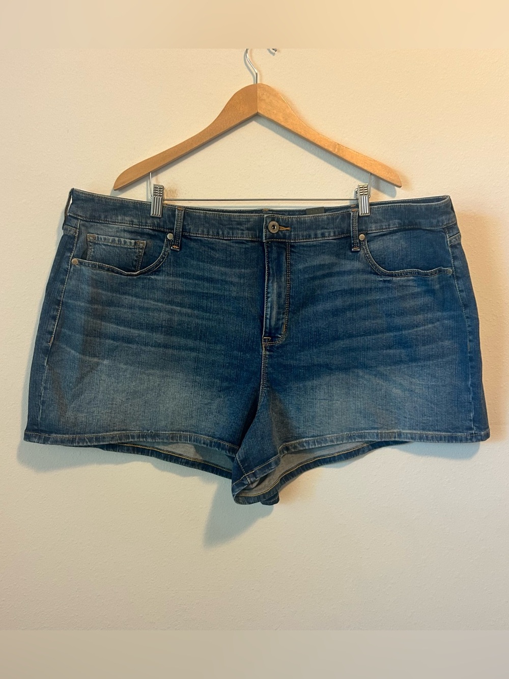 New! Torrid Women’s 26 Medium Wash Denim Plus Size Shorts